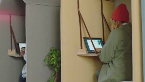 jóvenes empresarios trabajando en una oficina ocupada colaborando estudiantes multiétnicos compartiendo ideas colegas disfrutando del trabajo en equipo conexión brainstorming utilizando tecnología informática