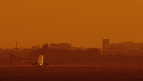 Avión-De-Pasajeros-Despegando-De-Una-Pista-De-Aterrizaje-Fuera-De-Control-Al-Atardecer,-Movimiento-Lento-Del-Avión-A-Reacción-En-El-Cielo