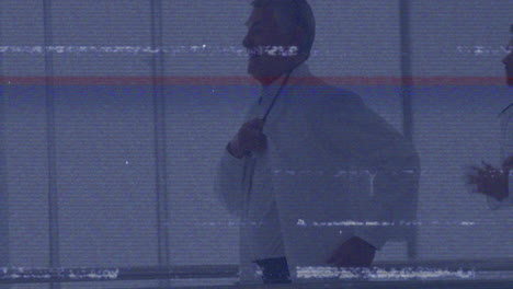 animación de una falla técnica digital sobre médicos caucásicos varones corriendo hacia la sala de operaciones
