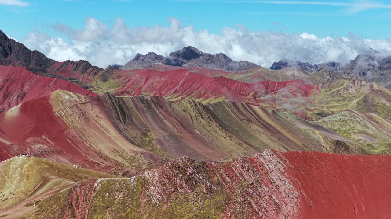Trilha da Montanha Arco-Íris, Vale Vermelho, Vinicunca, Montaña de Siete Colores, Peru, vista aérea panorâmica de drone do Peru, Andes Peruanos, montanhas de sete cores, geleira derretida, Vilcanota, Região de Cusco, céu azul matinal