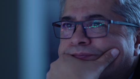 hombre siguiendo la bolsa de valores.