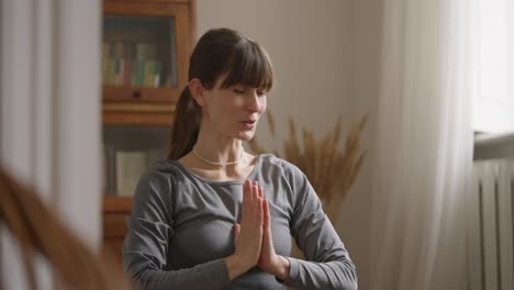 mujer practicando yoga en casa