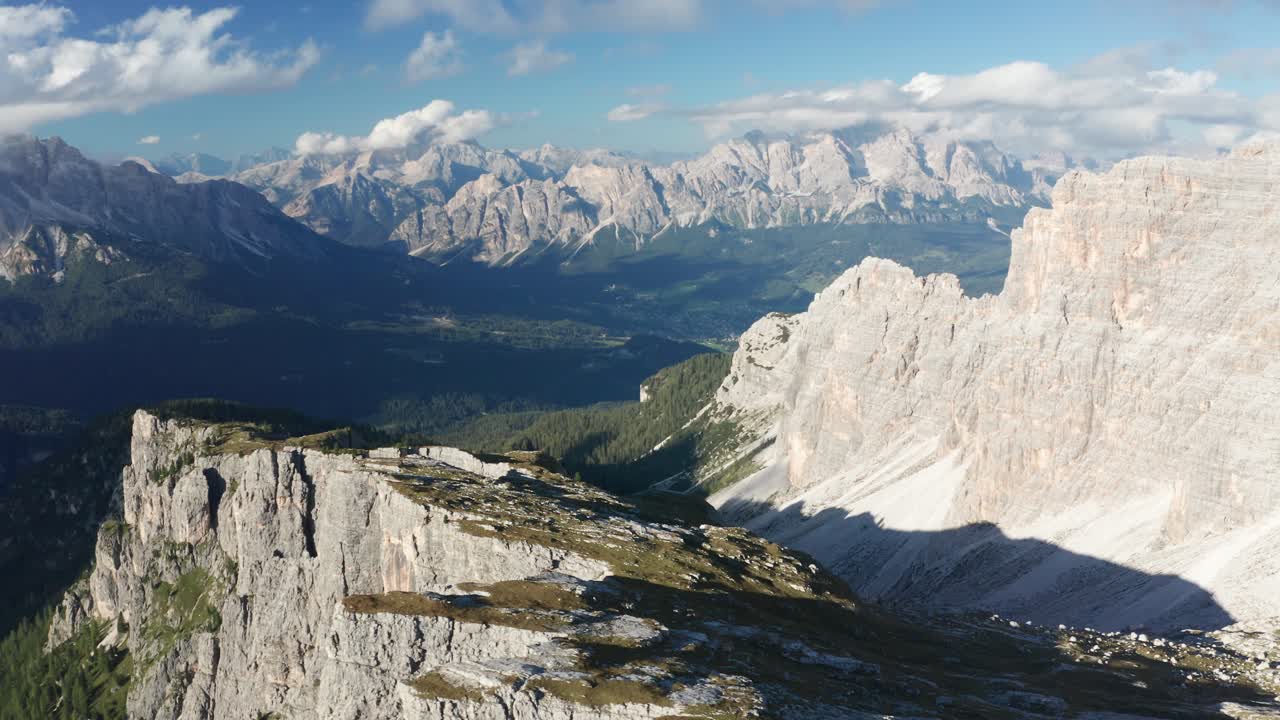 espectacular paisaje aéreo de montaña en cortina d'ampezzo, vista de la montaña croda da lago
