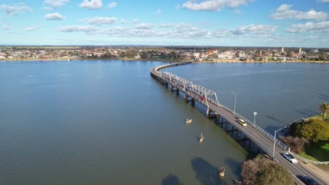 Über-Bäume-Und-Die-Straßenbrücke-In-Richtung-Der-Stadt-Yarrawonga,-Victoria,-Australien
