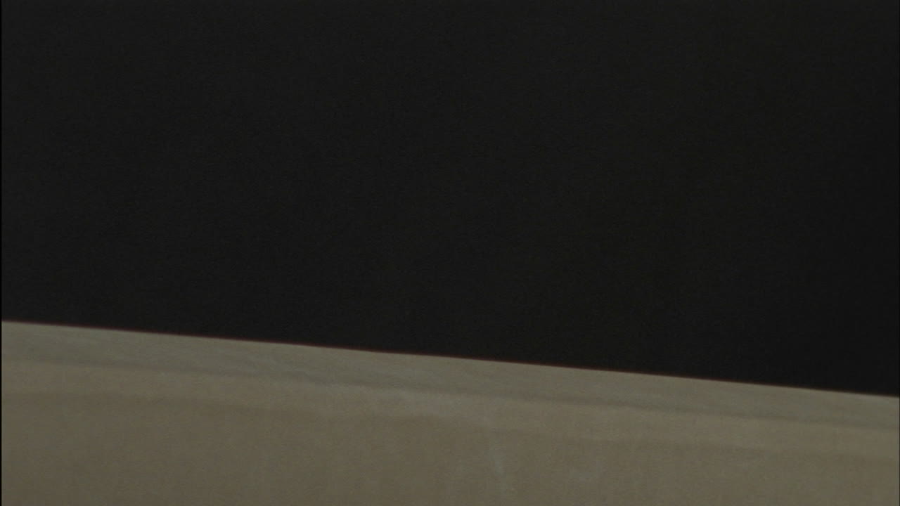 한 쌍의 발이 체조 바에 착지하다