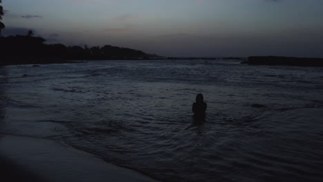 Mujer-Disfrutando-De-La-Playa-Tropical-Paradisíaca-En-Puerto-Plata-Al-Atardecer