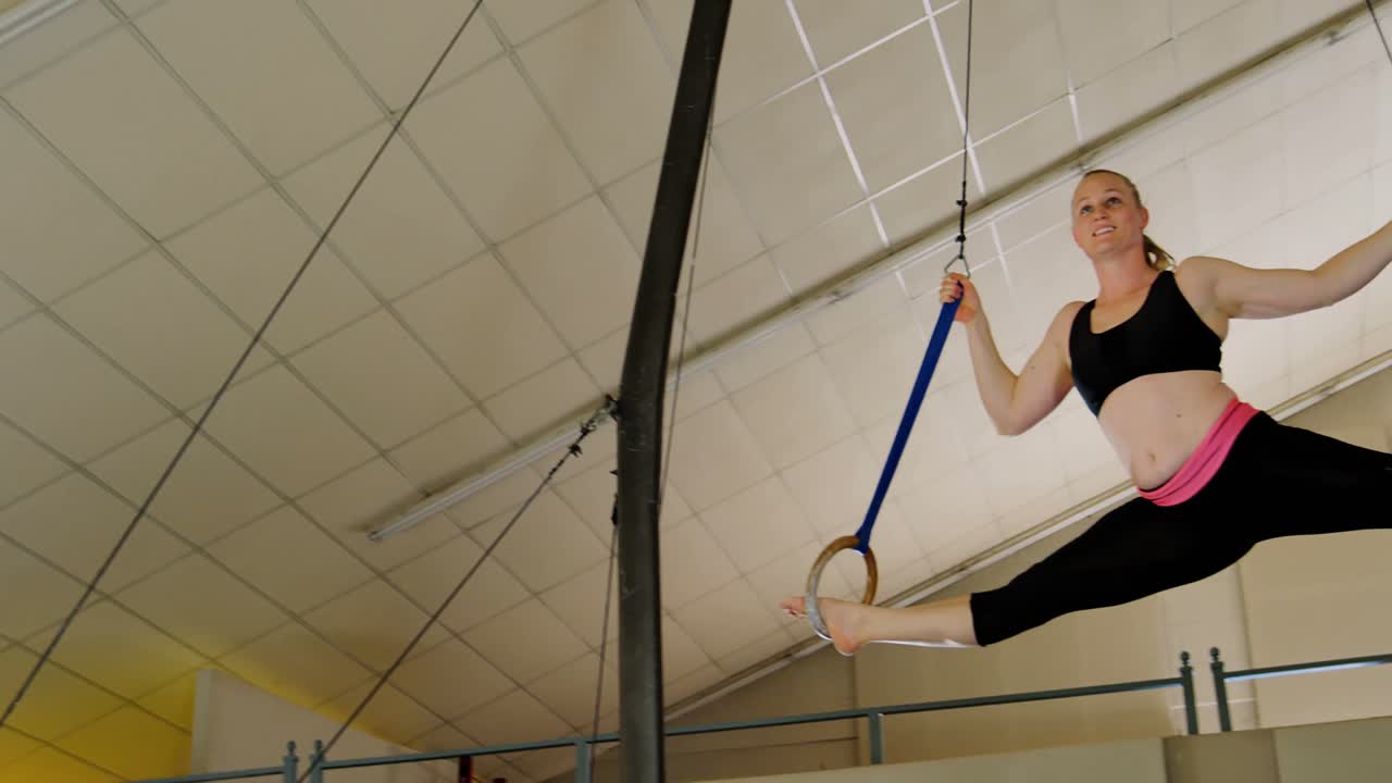 gimnasta practicando con la fila del anillo