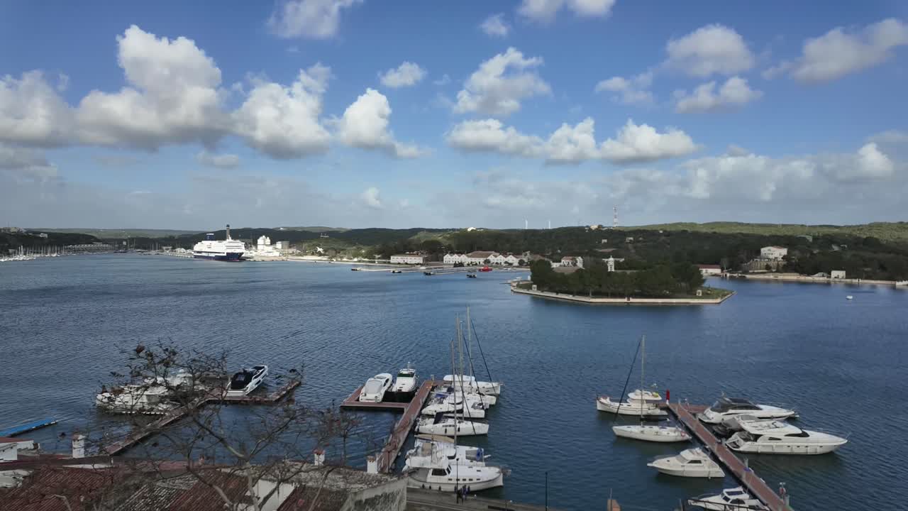 스페인 메노르카 섬에 있는 마혼 만.