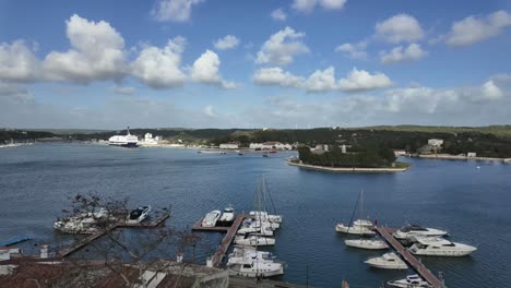 bahía de mahón en la isla de menorca, españa