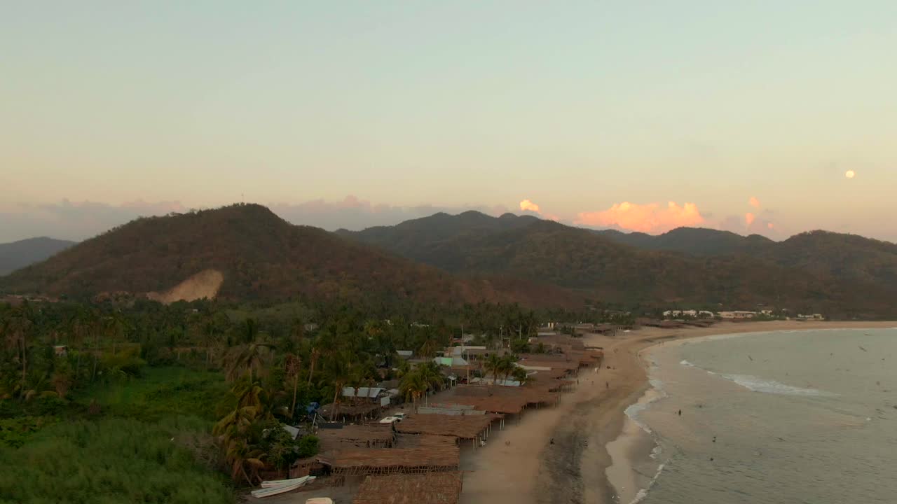 camping frente al mar en playa maruata con cabañas con techo de paja en michoacán, méxico