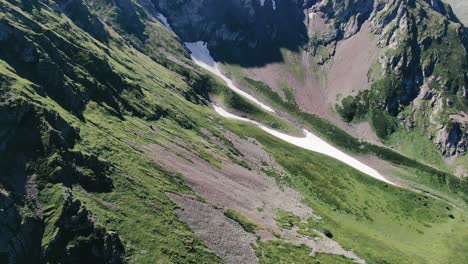 Vista-Desde-La-Pista-Alta-En-Los-Glaciares-De-Las-Montañas-Del-Cáucaso,-Hierba-Verde,-Lagos-Salvajes