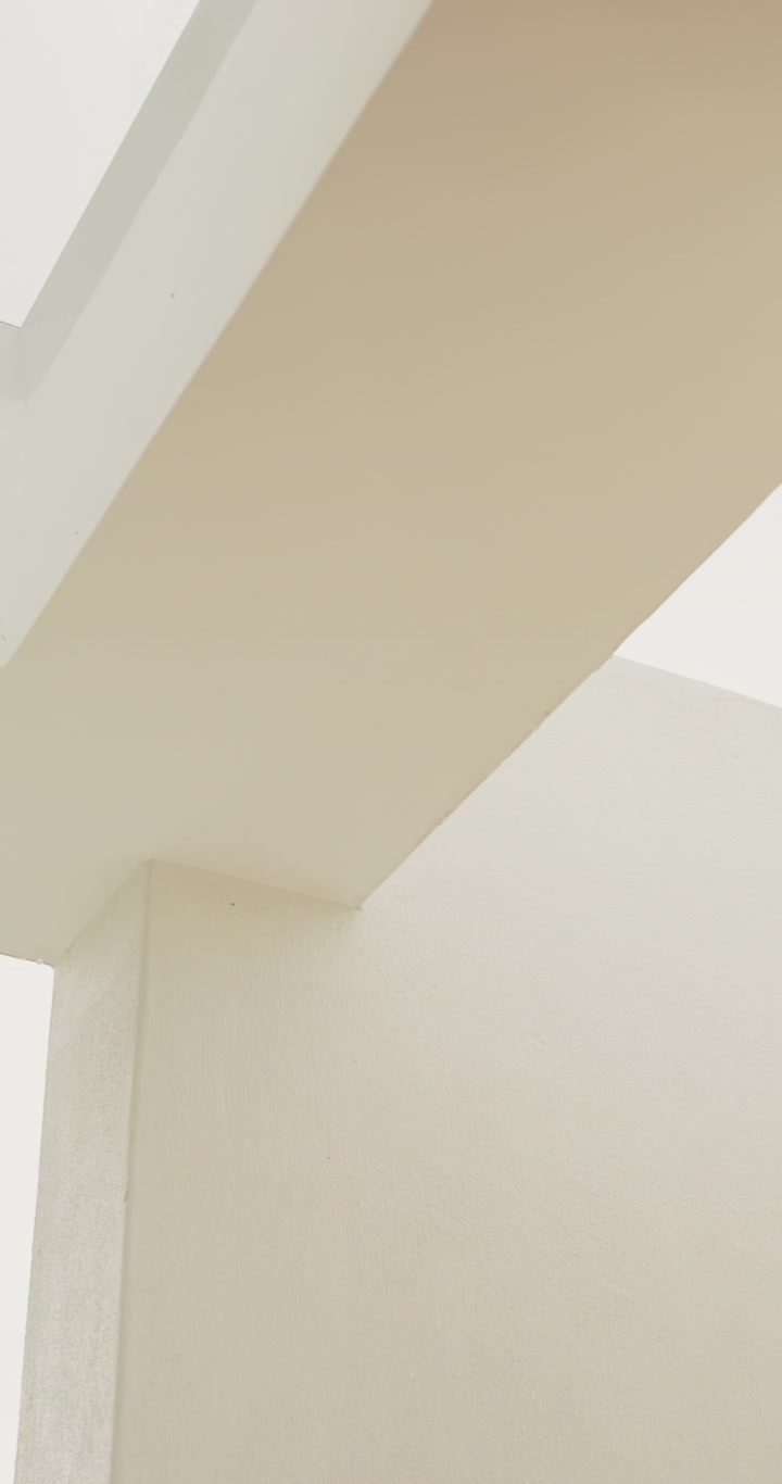Dettaglio architettonico minimalista dell'interno di un moderno edificio bianco