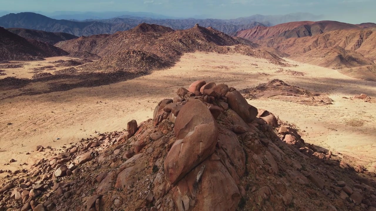 Ripresa aerea orbitante attorno a una formazione rocciosa unica nel deserto di Richterveld, tra Namibia e Sudafrica.