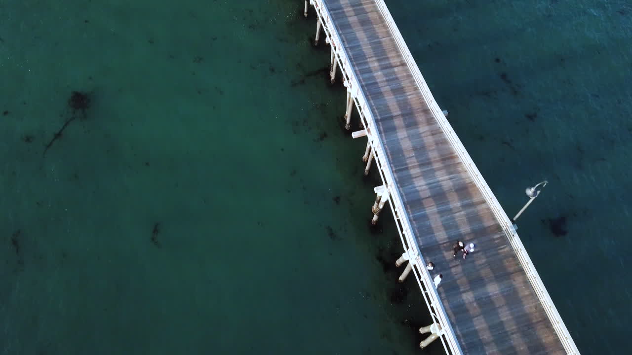 muelle tranquilo que se extiende lejos en el océano desde la orilla