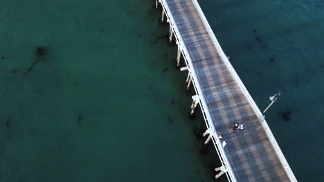 muelle tranquilo que se extiende lejos en el océano desde la orilla