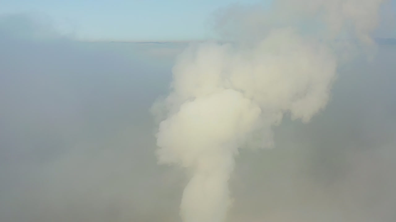 낮은 안개에서 아오르는 발전소 굴의 연기가 드론으로 보입니다.