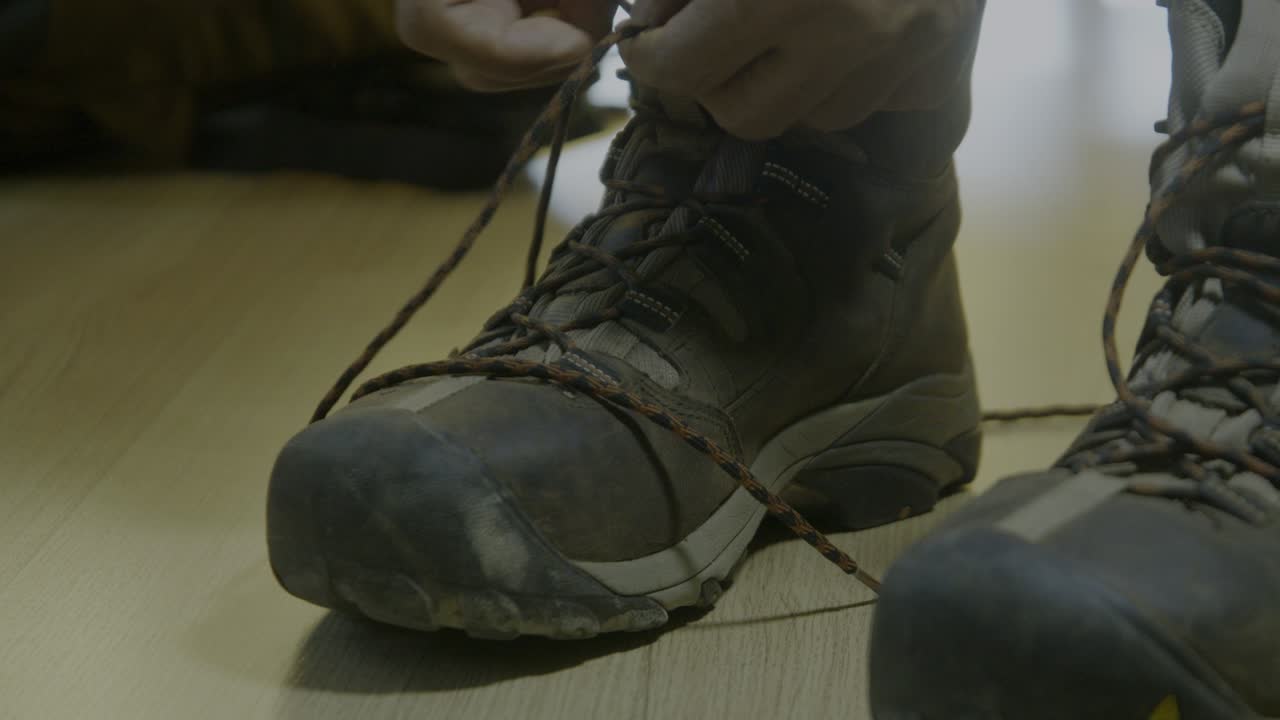cerca de los zapatos de trekking gancho y bucle para la correa