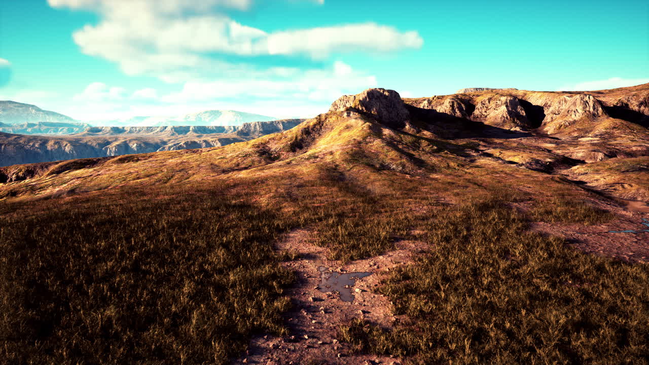 구름이 가득한 하늘 아래의 산악 풍경