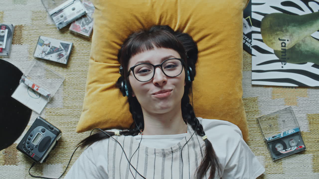 Ritratto di donna sorridente che ascolta musica con un lettore di cassette