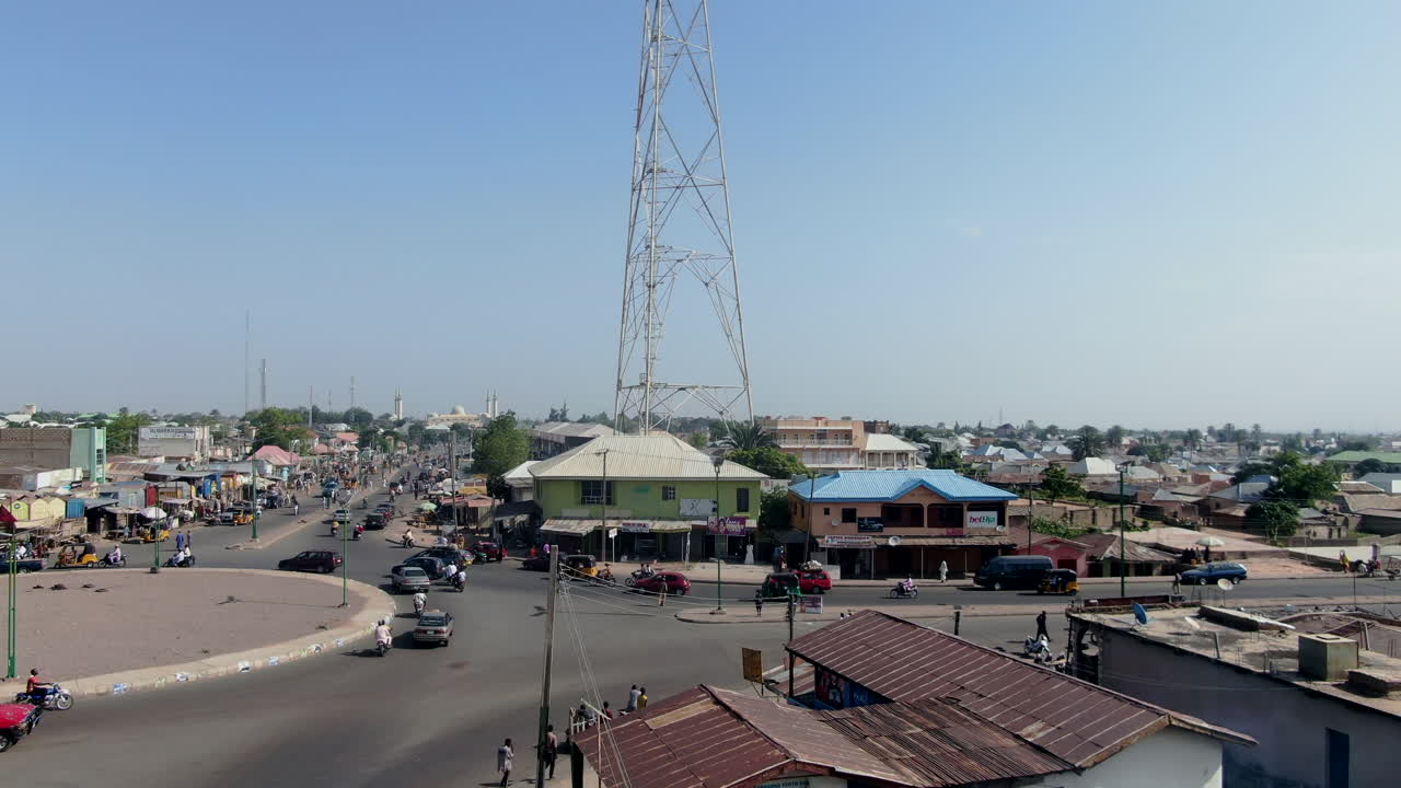 rotonda concurrida en gombe, nigeria - despliegue aéreo hacia atrás