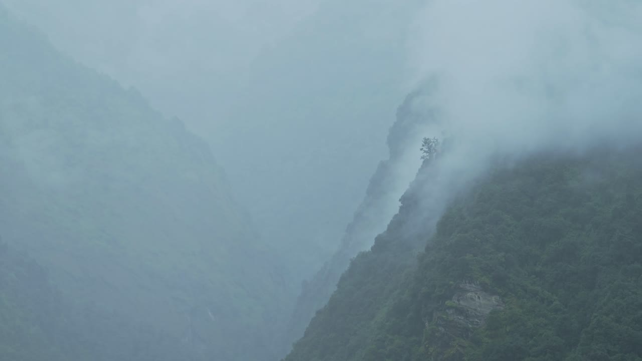 안개 가 가득 한 산악 풍경