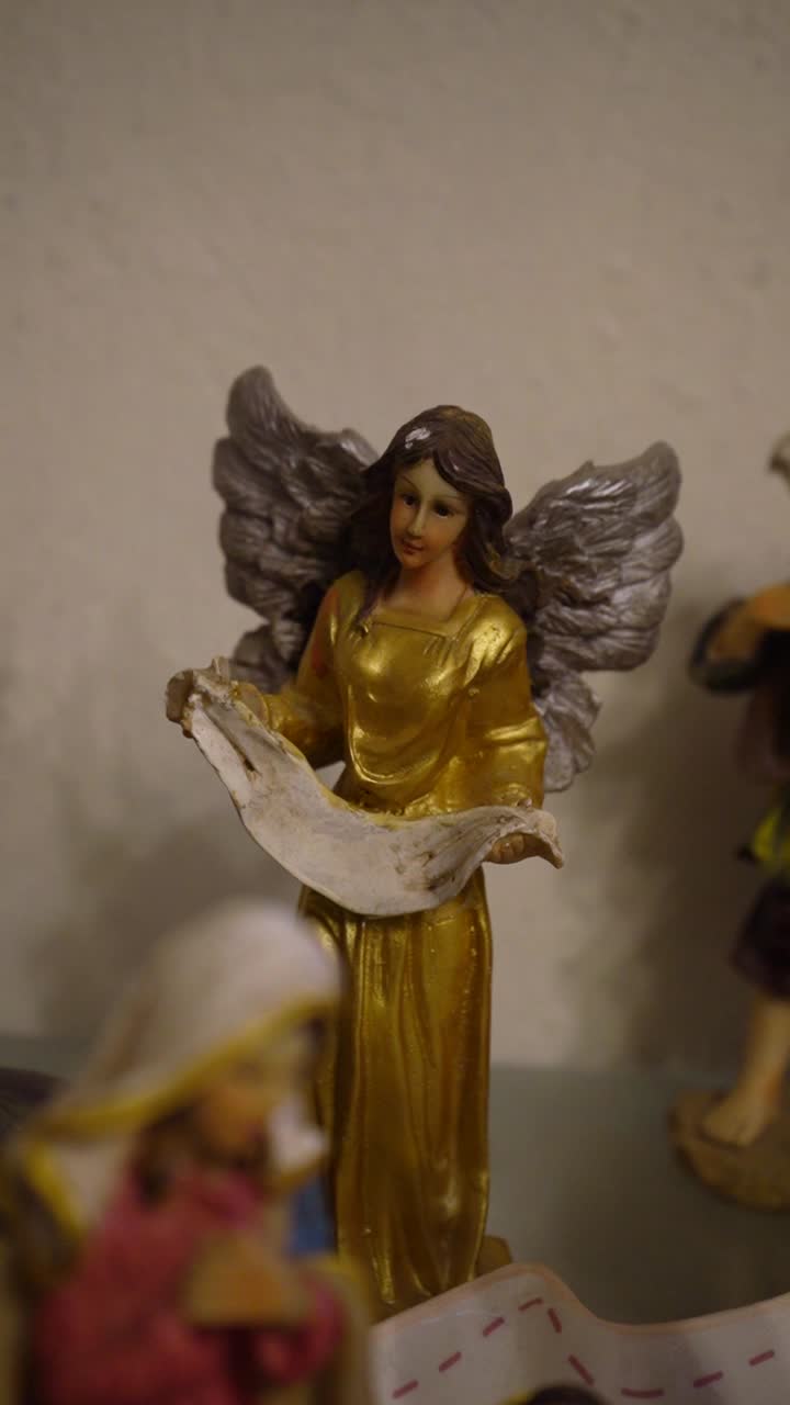 Angelo di un presepe che annuncia e canta lodi, ambientato al chiuso per raffigurare la nascita di Gesù con dettagli tradizionali, verticale statico