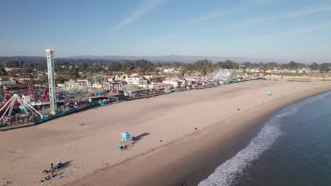 Paseo-Marítimo-De-La-Playa-De-Santa-Cruz,-Toma-De-Drones-De-4k