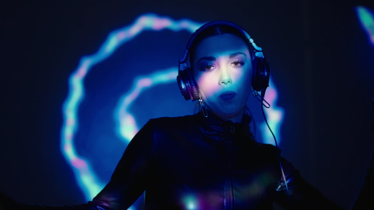 una mujer dj actuando en un club.