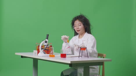 científico que lleva a cabo un experimento en un laboratorio