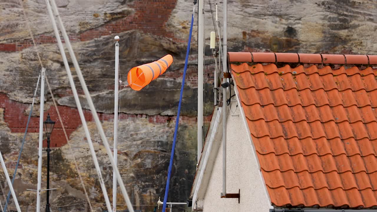 windsock que muestra la dirección del viento cerca de un techo
