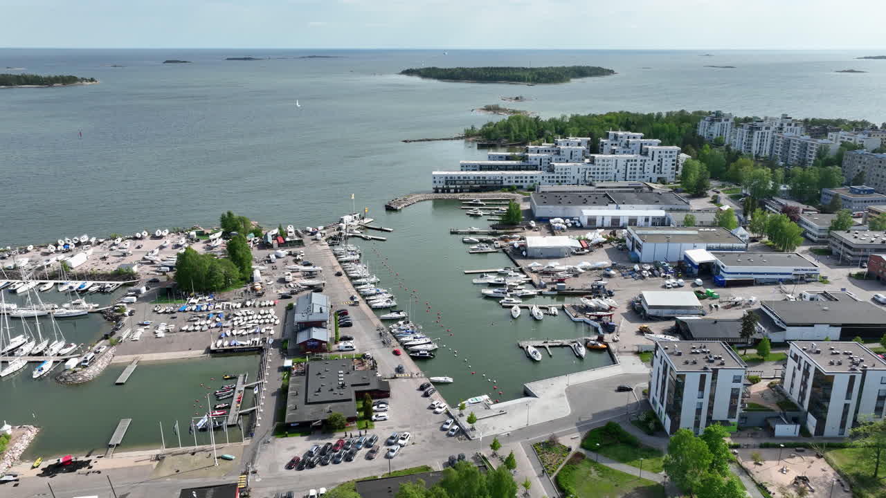 fotografía aérea del puerto deportivo de lauttasaari, en un soleado día de verano en helsinki