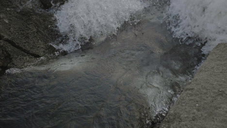 Agua-Que-Sale-Corriendo-De-Una-Canaleta-Hacia-Un-Río