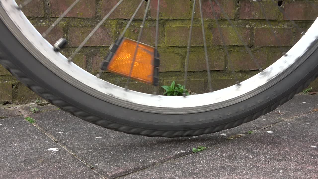 스포츠 자전거에서 회전하는 바의 근접.