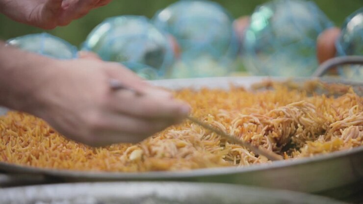 パンからパエラを提供している人