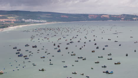 Mui-Ne-Vietnam-Luftaufnahme-Des-Traditionellen-Fischerboot-Katamaran-Fischens-In-Der-Bucht