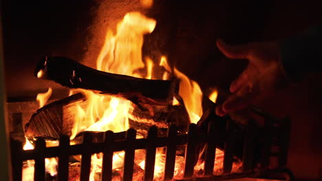 Wir-Werfen-In-Zeitlupe-Einen-Scheit-Ins-Feuer-In-Einem-Heimischen-Kamin