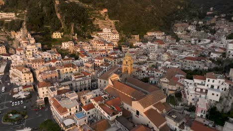 amalfi, italia al amanecer con video de drones del horizonte inclinándose hacia la ciudad