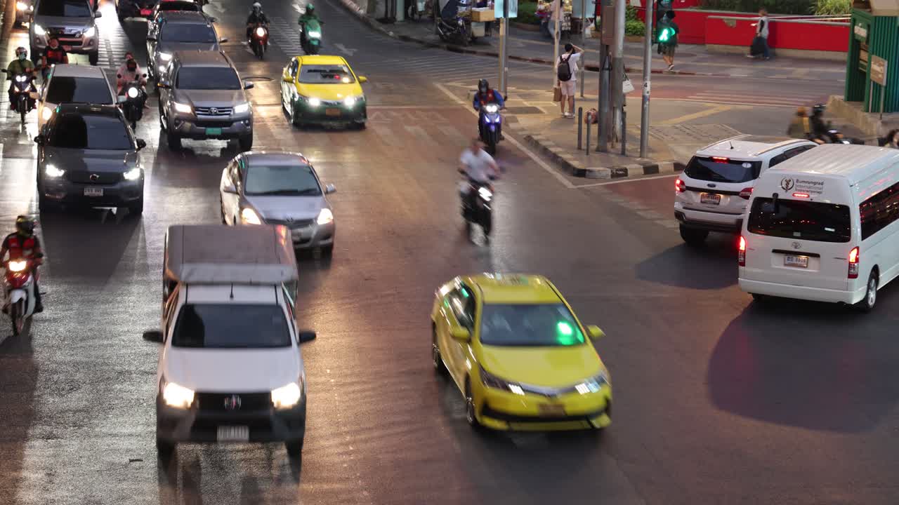 vehículos y motocicletas que navegan en una intersección concurrida