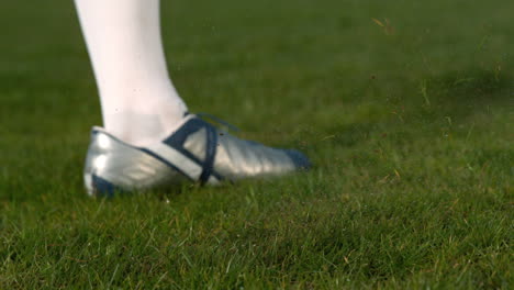 Jugador-De-Fútbol-Pateando-La-Pelota-En-El-Campo