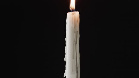video de una vela blanca con llama blanca y espacio de copia sobre fondo negro