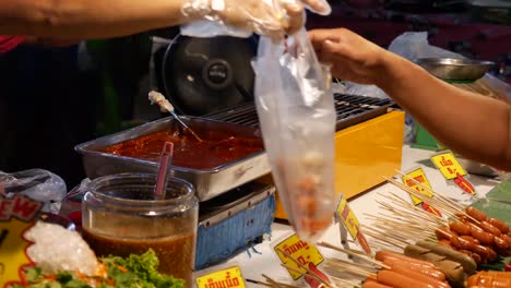 Aufnahmen-Von-Vielen-Arten-Gegrillter-Spieße,-Die-Auf-Dem-Streetfood-Markt-Ausgestellt-Werden