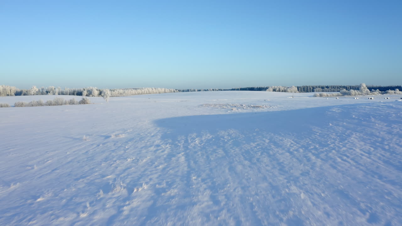 시골의 광대한 설원 위를 날다