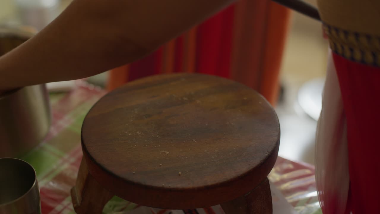 mano de mujer enrollando masa en roti, rotli, chapati, safati, shabaati, phulka, chapo, roshi, india, rodillo en bolas pan plano comida cultural pan étnico