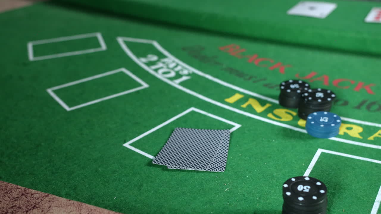 jugador de póquer con un par de dos ases de bolsillo en un casino sentado en una mesa de blackjack