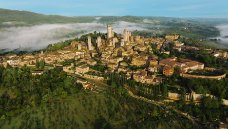 Vista-De-La-Ciudad-Italiana-De-San-Gimignano-Durante-El-Amanecer-Brumoso-En-Toscana,-Italia