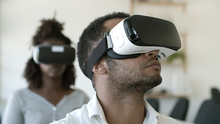 Fokussierter Afroamerikanerbenutzer, der VR-Gläser trägt