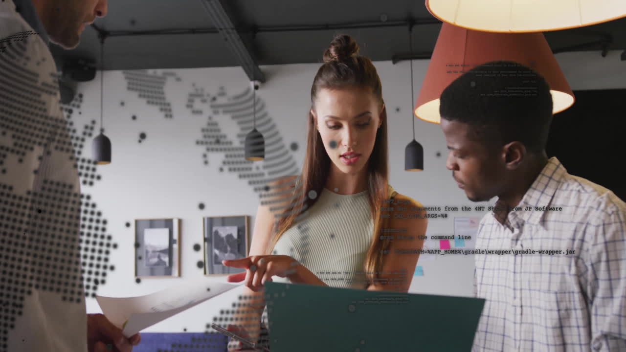 animación del globo y procesamiento de datos sobre diversas personas de negocios en la oficina
