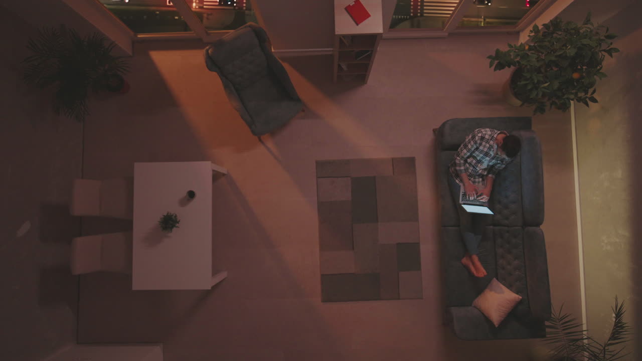 저녁에 집에서 일하는 남자