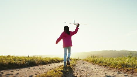 Mädchen,-Flugzeug-Und-Spielzeug-Im-Freien-Mit-Laufen