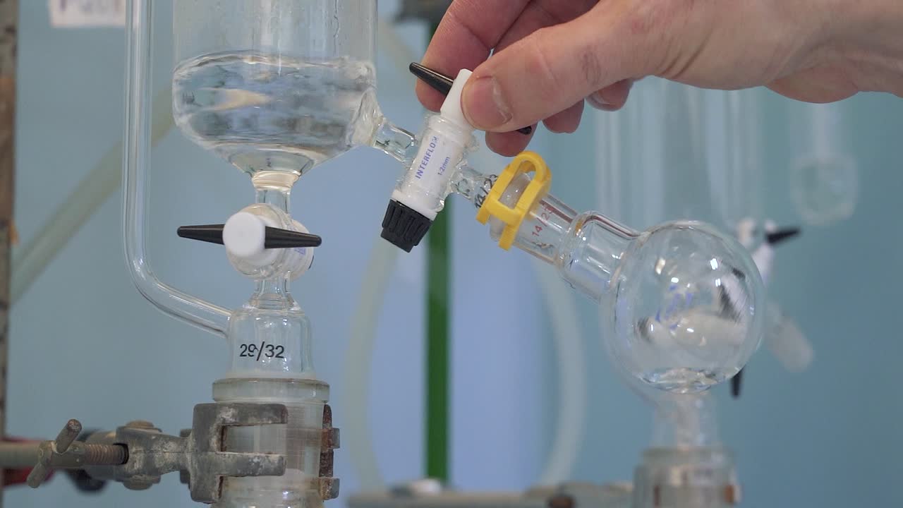 실험 중 과학자 조정 밸브, 유리에 액체 회전